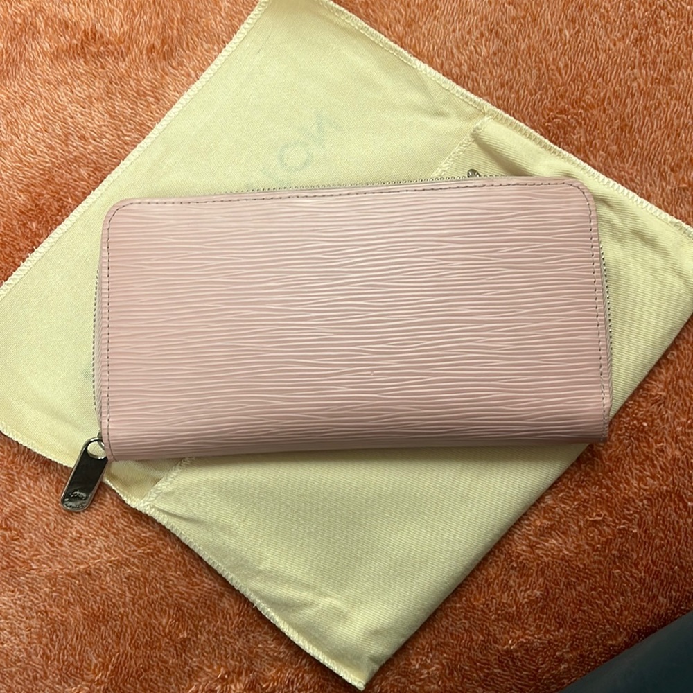 Louis Vuitton zippy wallet. Pale pink